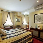 فندق Arbutus