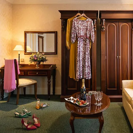 فندق Arbutus 4*
